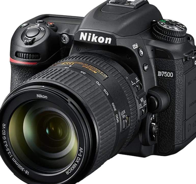 NIKON D7500 + AF-S 18-300 VR< Reflex