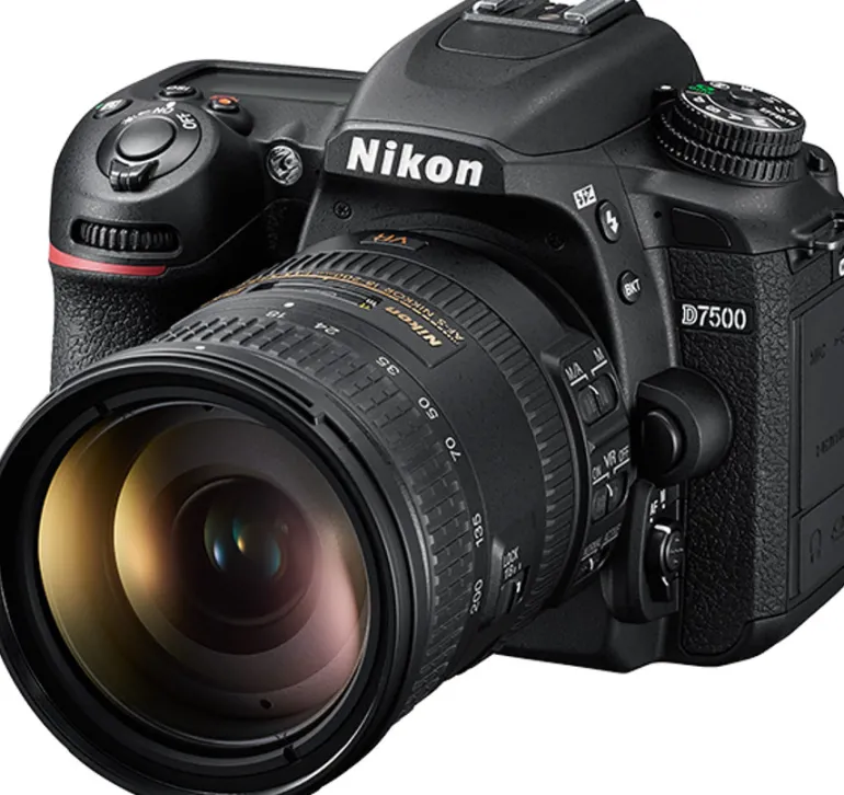 NIKON D7500 + AF-S 18-300 VR< Reflex