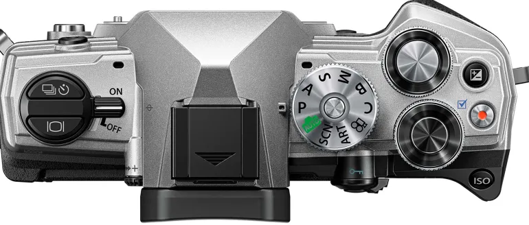 OM SYSTEM OM-5 + 14-150 II KIT NOIR/ARGENT< Hybride